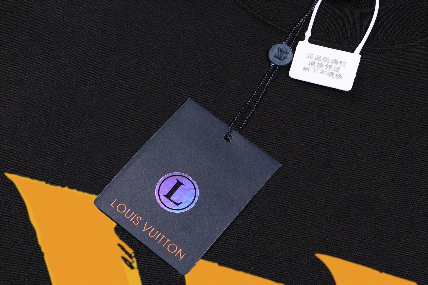 🅿️250 hot style on the shelves🔥❗ 💫〖Louis Vuitton LV〗 Fashionable round neck sweatshirt, casually matched with various styles, it is perfectly handsome😎The whole dress is made of double waistcoats, which makes the whole dress more three-dimensional. Not ordinary factories can do such fine work. The 2025 spring style counters are on sale, exquisite round neck terry sweatshirt, high-end double-strand pure cotton Customized drawstring ribs are dyed in the same vat and are complete with three standards. The chest craftsmanship adopts a simple and elegant pattern on the chest, which is easy to control for any age group! Fit and comfortable! Customized thickened 440g terry sweatshirt fabric, soft and comfortable to the touch, with a three-dimensional shape! 🙌🏻 It’s also very breathable, so it’s a versatile style that can be worn with any outfit! ✔Color: Black White Apricot Size: S M L XL 2XL